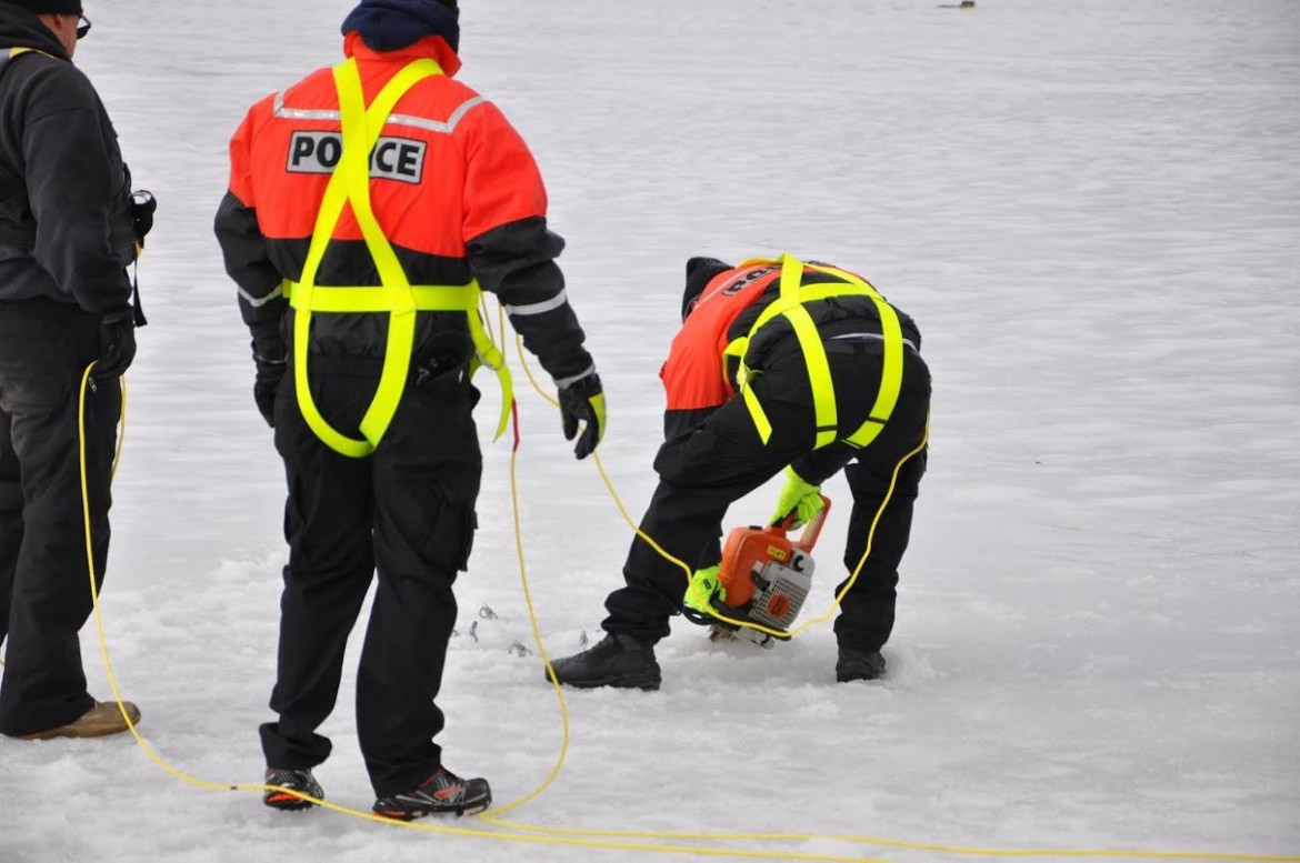 Ice Diving Cutting Entry