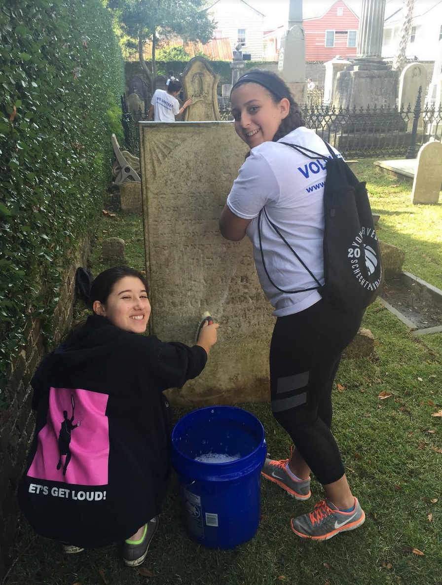 Over Martin Luther King Jr. Weekend, 9th through 12th graders from Temple Sholom and J-Teen Leadership of Westchester joined together to participate in a teen-led community service experience in Charleston, SC. 