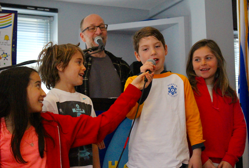 Stella, Drew, Colby (singing in mic) and Emma. With the children is musician Jon Cobert. Photo: Leslie Yager