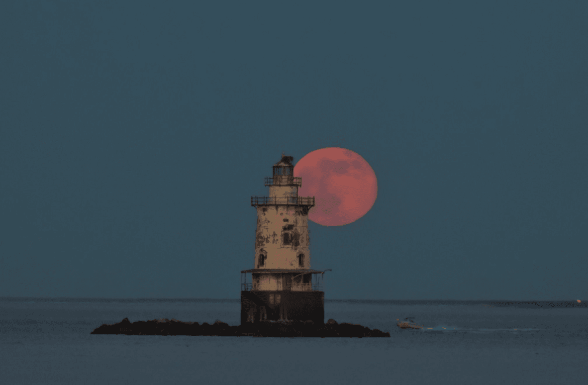 Strawberry Moon photographed at Rocky Point, June 9, 2017 Photo: Patty Doyle 