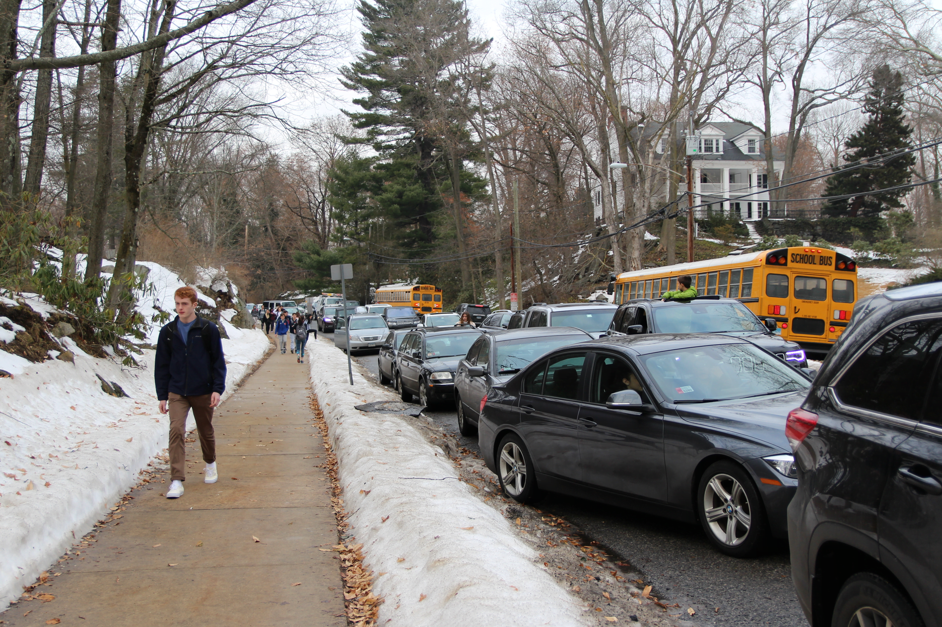 At about 3:15pm, cars double park on Hillside Rd waiting for dismissal. Jan 11, 2018 Photo: Leslie Yager