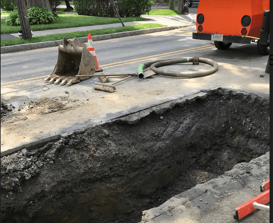 Aquarion tends to water main break on Lincoln Ave on Friday, July 27, 2018