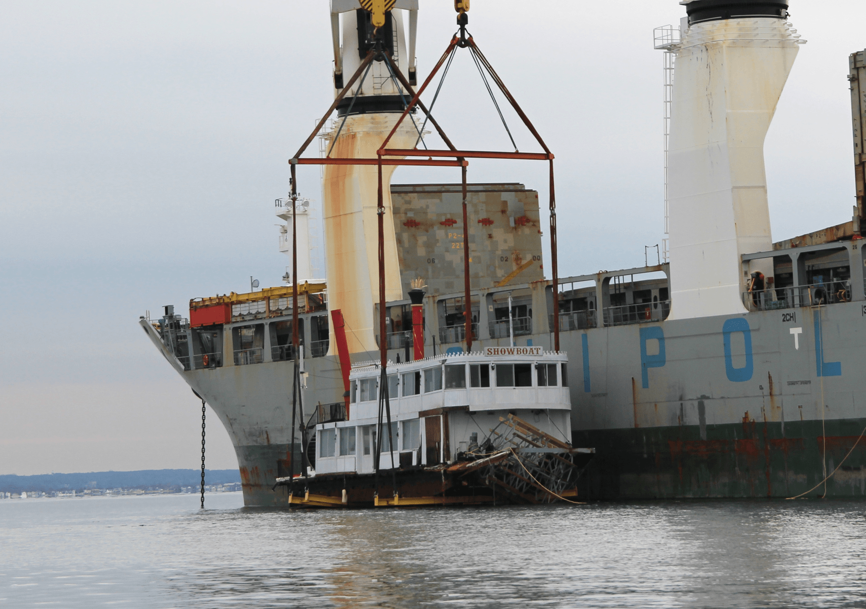 Showboat photographed Nov 30 as crane operators attempted unsuccessfully to lift the former amusement park ride onto a jumbo cargo ship. Photo: Leslie Yager