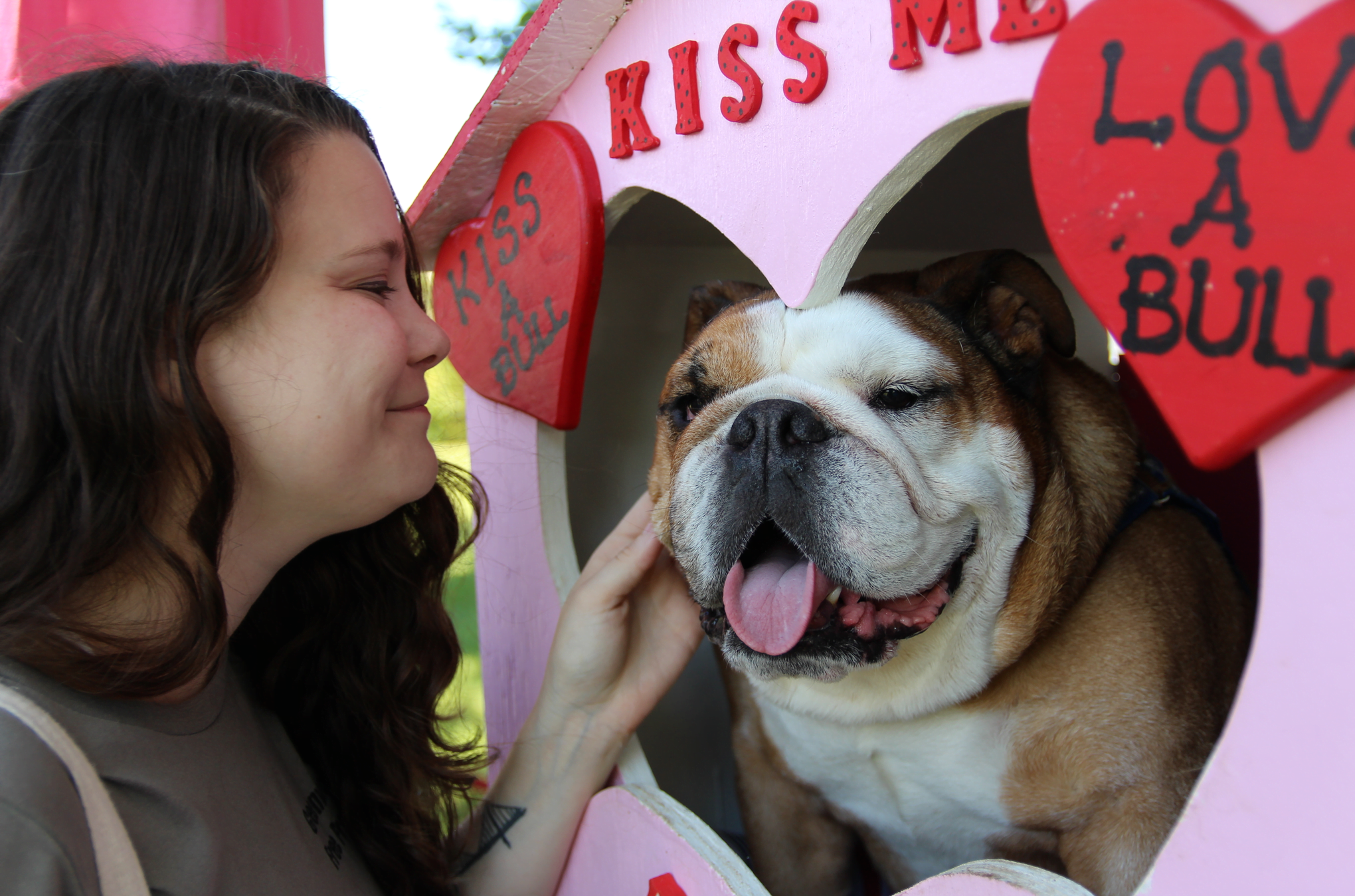 Ella Dawson snags a kiss from Alex the kissing booth to benefit Long Island Bull Dog Rescue at Puttin' on the Dog, Sept. 16, 2018 Photo: Leslie Yager