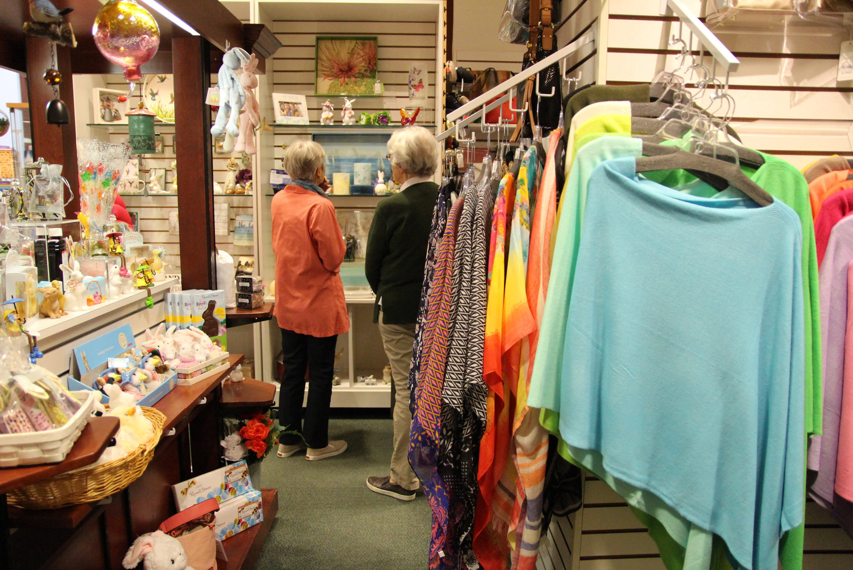 A volunteer assists a customer in the Greenwich Hospital Gift Shop. April 10, 2019 Photo: Leslie Yager