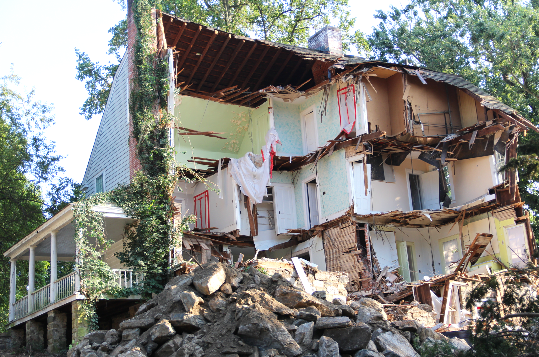 Demolition of the "ghost house" at 2 Patterson property, owned by Greenwich Academy. Aug 20, 2019. Photo: Leslie Yager