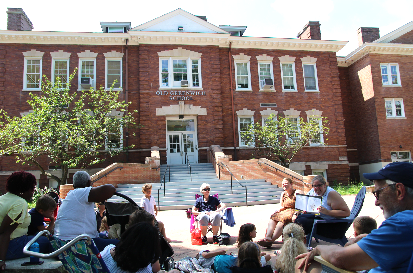Old Greenwich School students gathered in the shade on the plaza for a back to school reading hour. Aug 22, 2019 Photo: Leslie Yager 