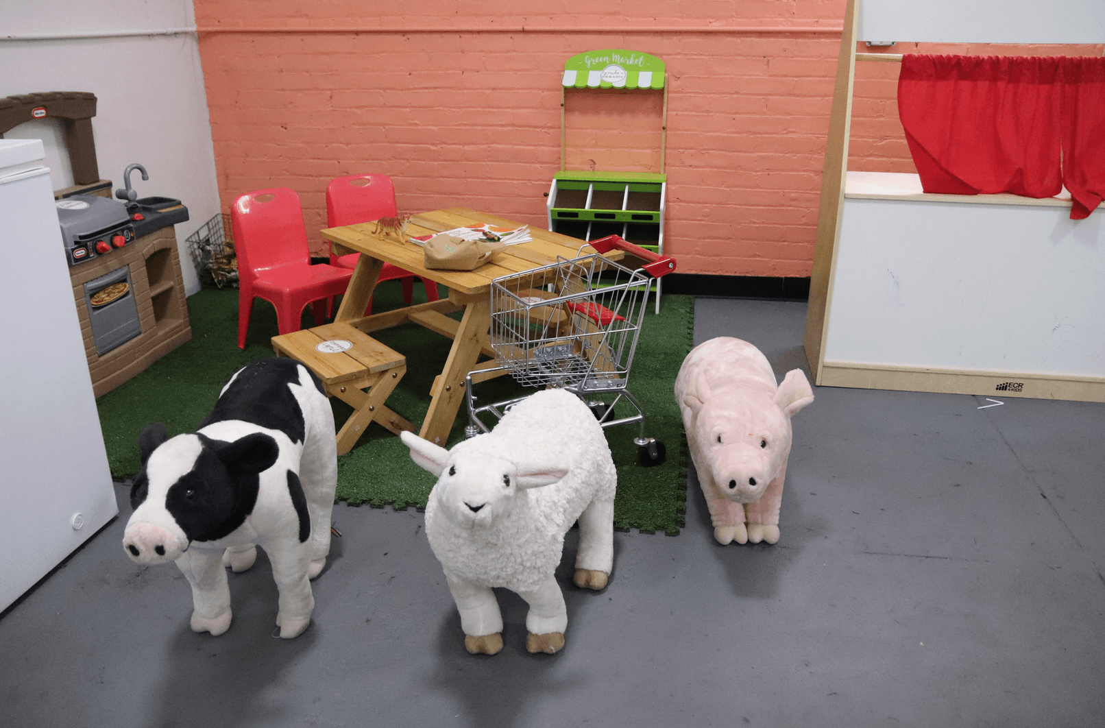 Mike's Organic Market offers kid sized shopping carts and a children's play area. Photo: Leslie Yager