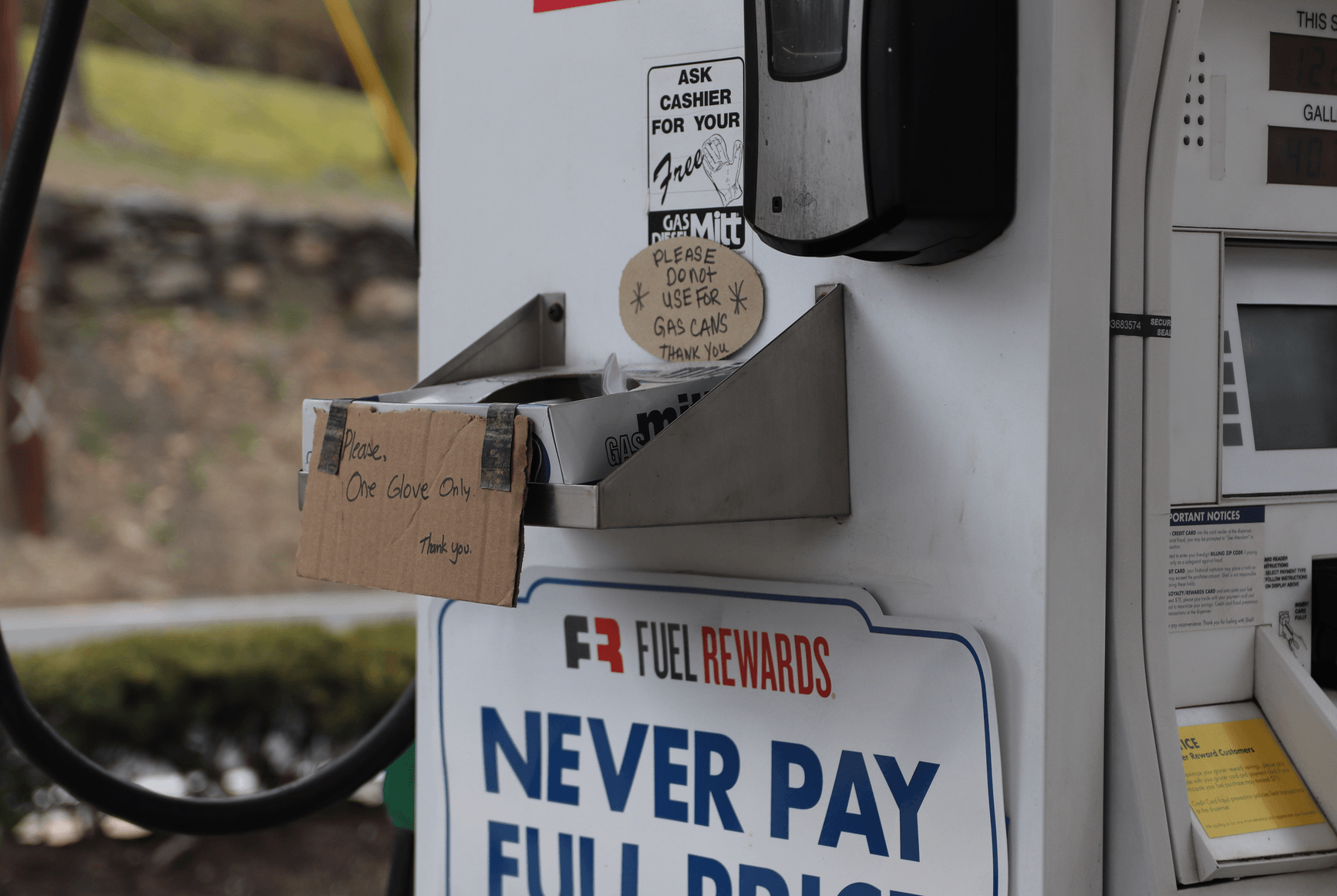 Customers at Single-use gas mitts at Glenville Shell. Photo: Leslie Yager