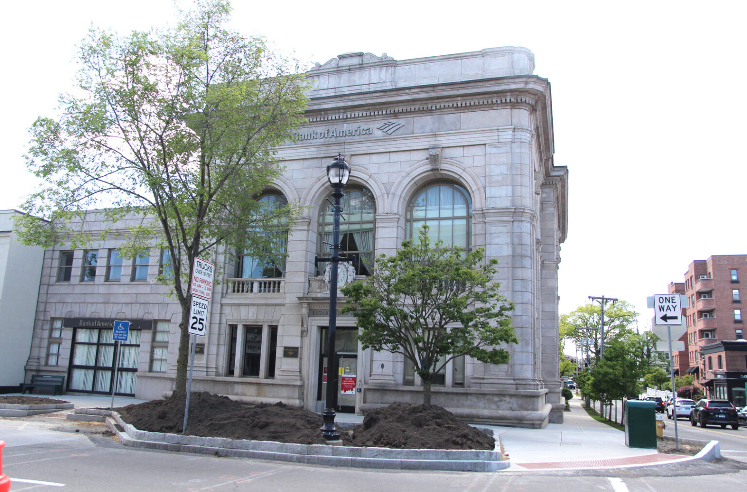 Neighbors Not Thrilled about Proposed Apartment Building behind Bank of