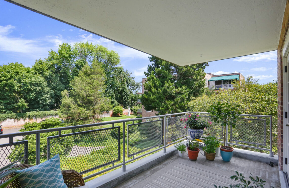 HOUSE OF THE WEEK Putnam Hill Apartment Offers Ease and Convenience